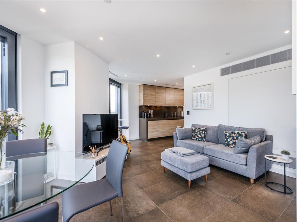 2 bed flat for sale in Chronicle Tower, City Road, London EC1V, £955,000