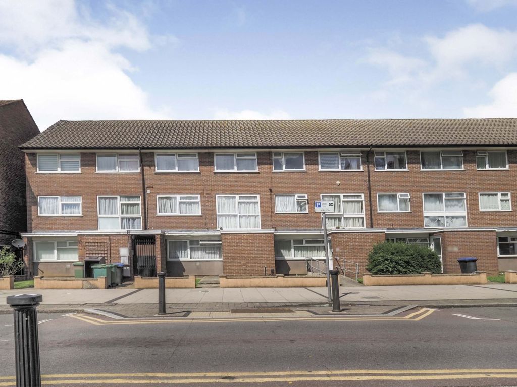3 bed flat for sale in Beverley Drive, Edgware HA8, £400,000