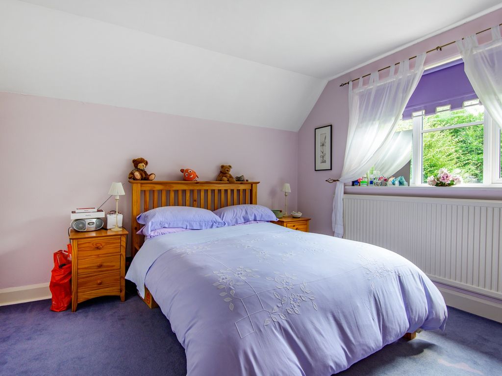 6 bed detached house for sale in Hook Heath Road, Hook Heath, Woking GU22, £1,750,000