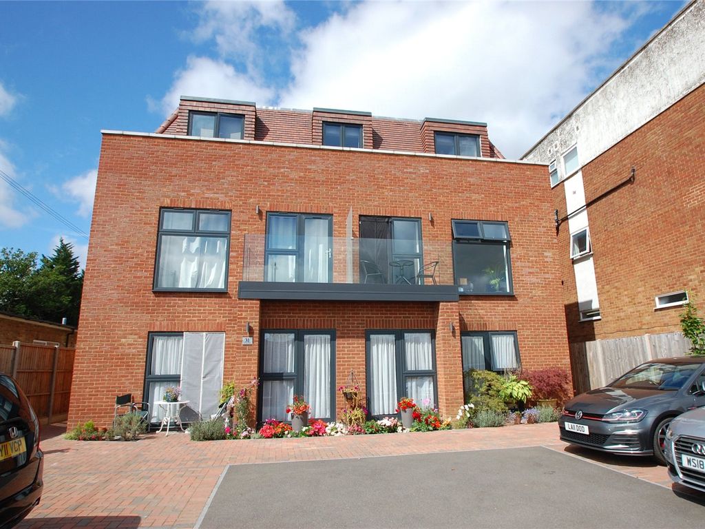 2 bed flat to rent in Francis Court, 31 Chiltern Avenue, Amersham HP6, £1,550 pcm