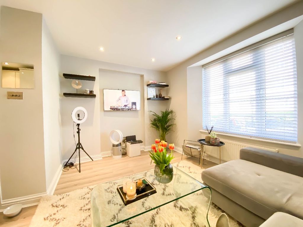 1 bed flat for sale in Shoot Up Hill, West Hampstead Borders, London NW2, £385,000