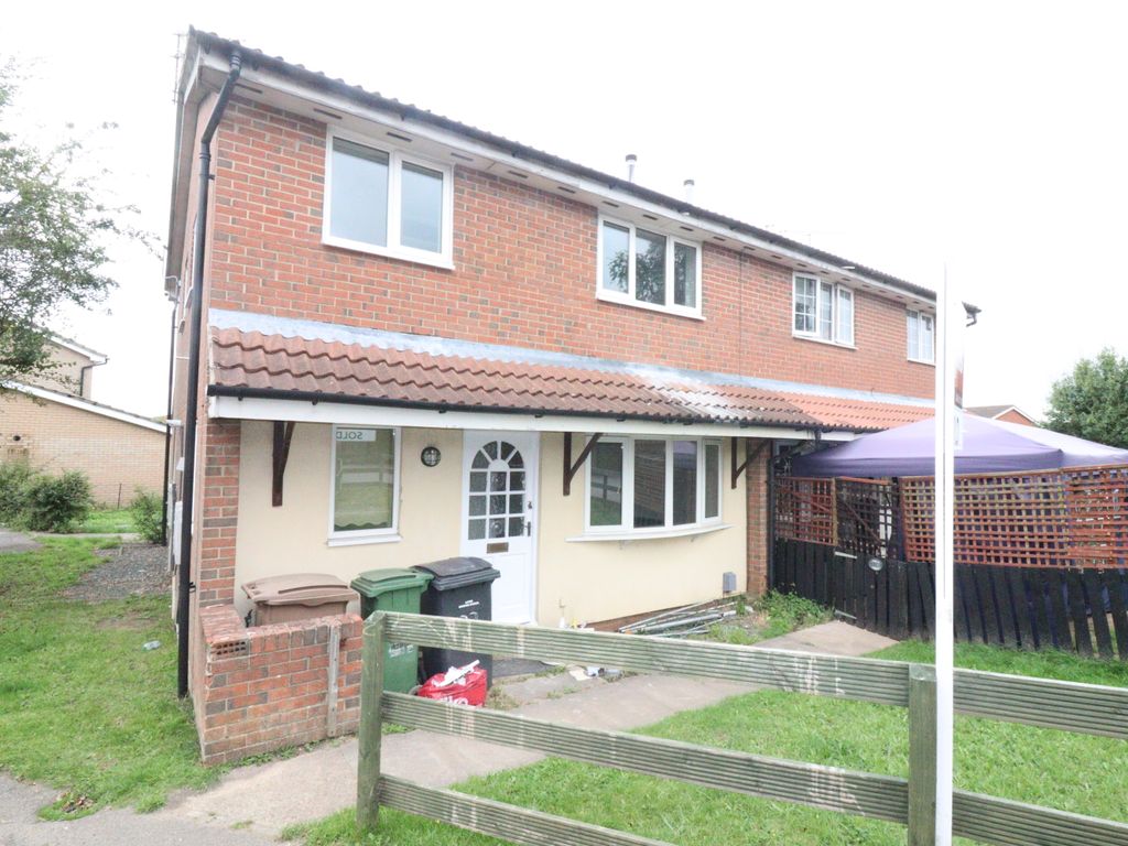 2 bed maisonette to rent in Rochford Drive, Luton LU2, £1,200 pcm
