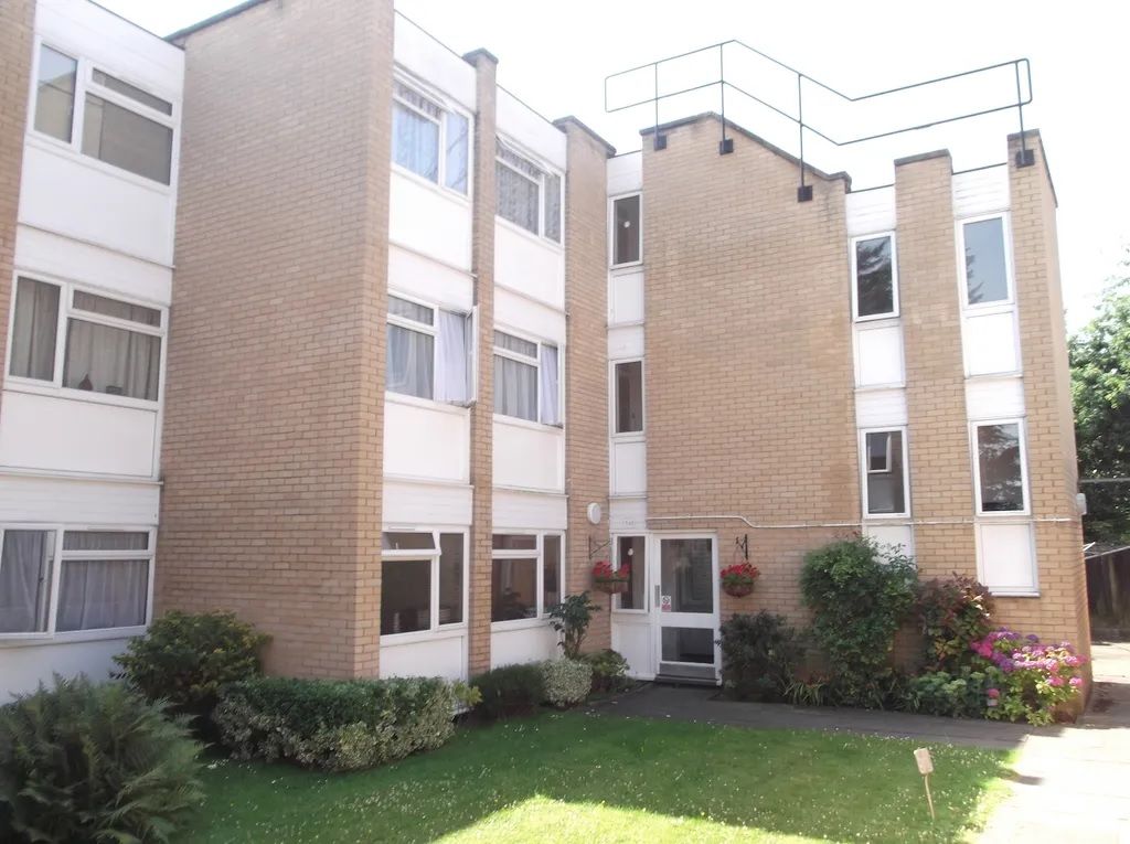 2 bed flat for sale in Lingfield Close, Enfield EN1, £330,000