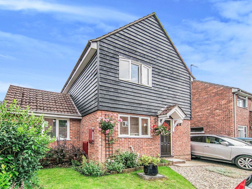 3 bed detached house for sale in Blackwater Avenue, Colchester CO4, £375,000