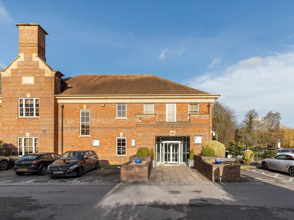 Serviced office to let in St Mary's Court, Buckinghamshire, Amersham HP7, £2,388 pa