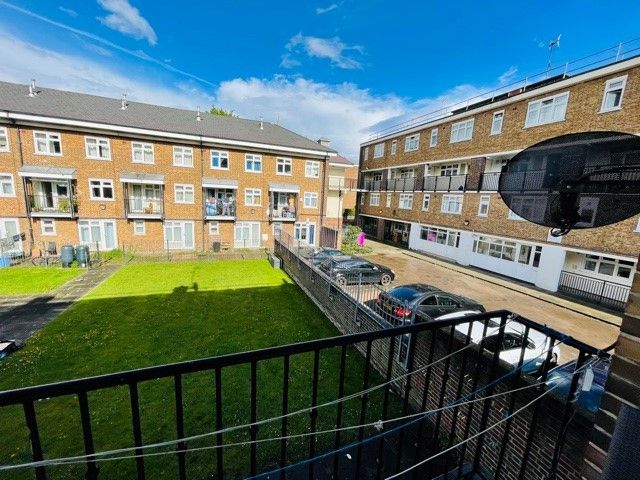 2 bed flat for sale in Donovan House, Cable Street, London E1, £389,000