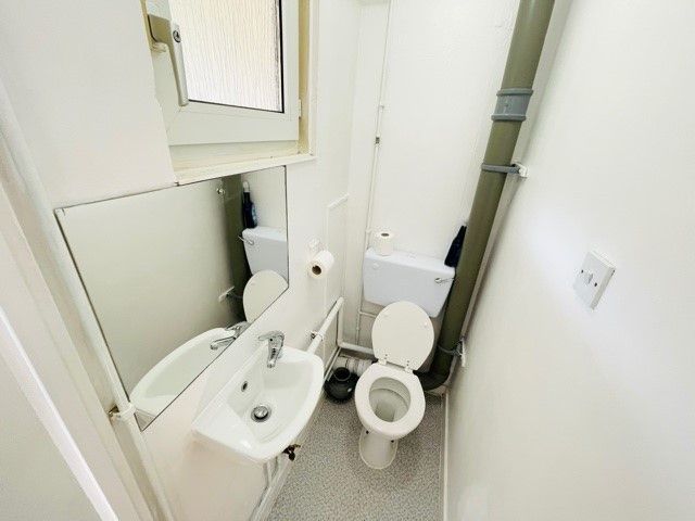 2 bed flat for sale in Donovan House, Cable Street, London E1, £389,000