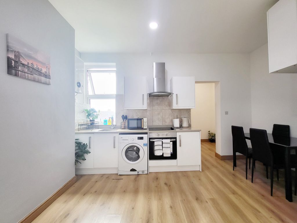 1 bed flat for sale in York Road, Acton, London W3, £345,000