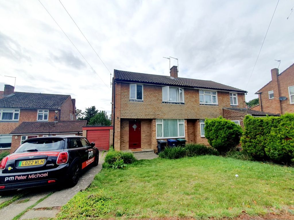 4 bed semi-detached house to rent in Mansfield Avenue, East Barnet, Barnet EN4, £2,995 pcm