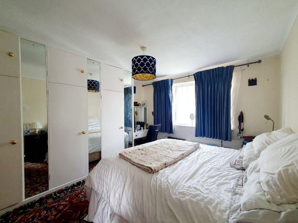 4 bed semi-detached house to rent in Mansfield Avenue, East Barnet, Barnet EN4, £2,995 pcm