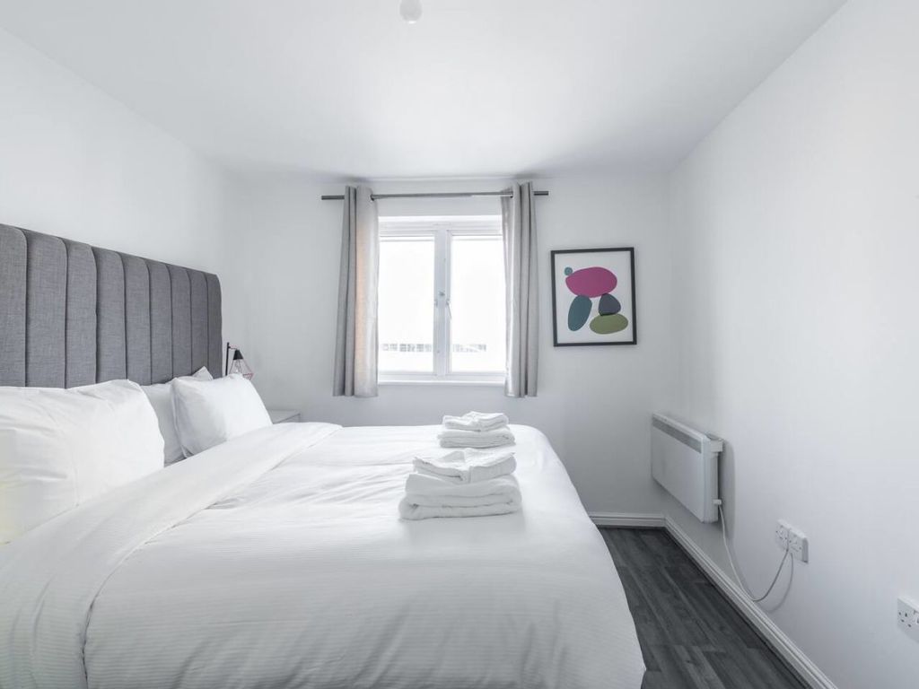 2 bed flat to rent in Felixstowe Road, London SE2, £3,500 pcm