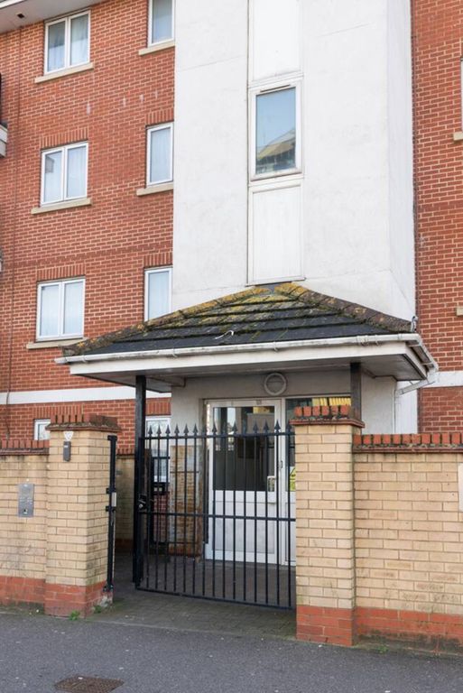 2 bed flat to rent in Felixstowe Road, London SE2, £3,500 pcm