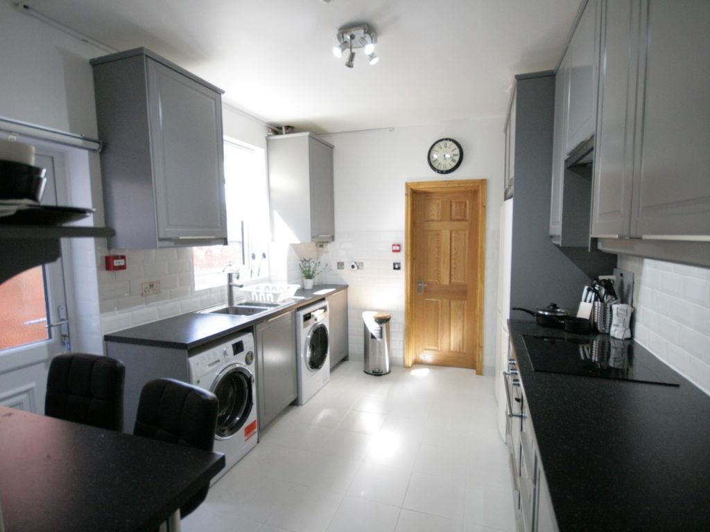 Room to rent in Gainsborough Road, Crewe CW2, £500 pcm