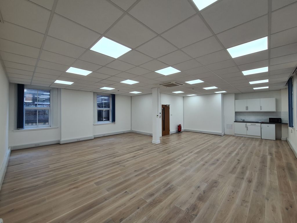 Office to let in 30 St John
