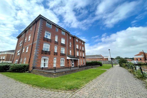 2 bed flat to rent in Drapers Fields, Coventry CV1, £925 pcm