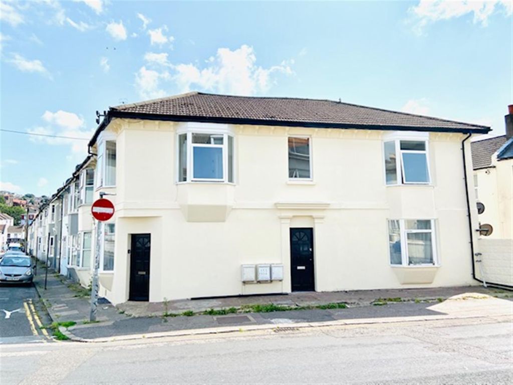 2 bed flat for sale in Upper Lewes Road, Brighton BN2, £290,000