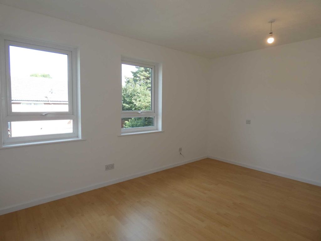 Studio to rent in Kinross Close, Fearnhead WA2, £595 pcm