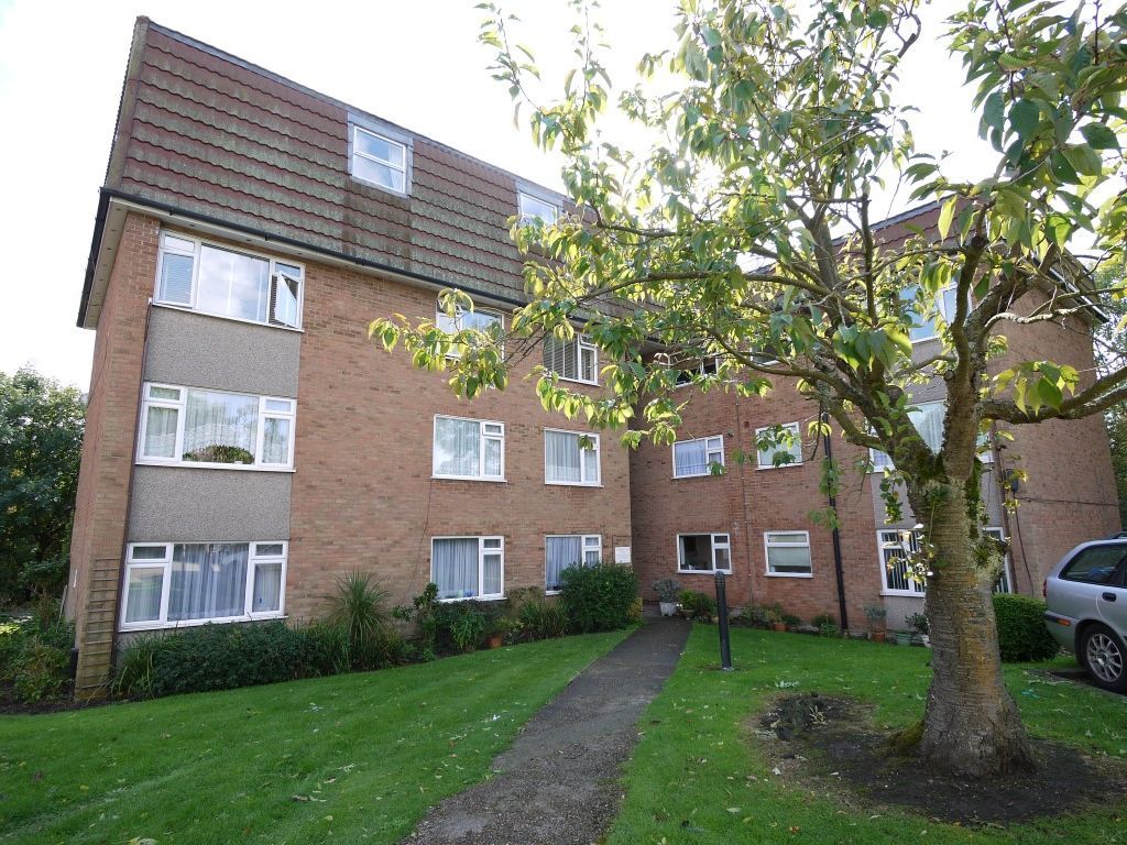 2 bed flat for sale in Lambs Close, Cuffley, Potters Bar EN6, £329,995