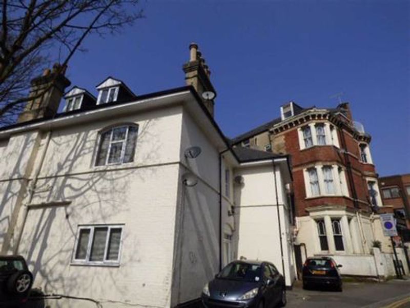1 bed flat to rent in Glen Fern Road, Bournemouth BH1, £750 pcm