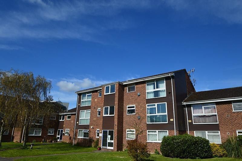 2 bed flat to rent in Welland Close, Langley, Berkshire SL3, £1,295 pcm