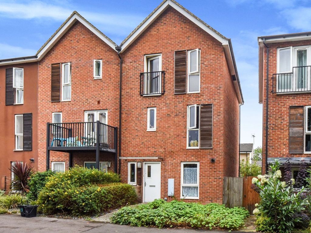 4 bed town house for sale in Halifax Road, Bracknell RG12, £475,000