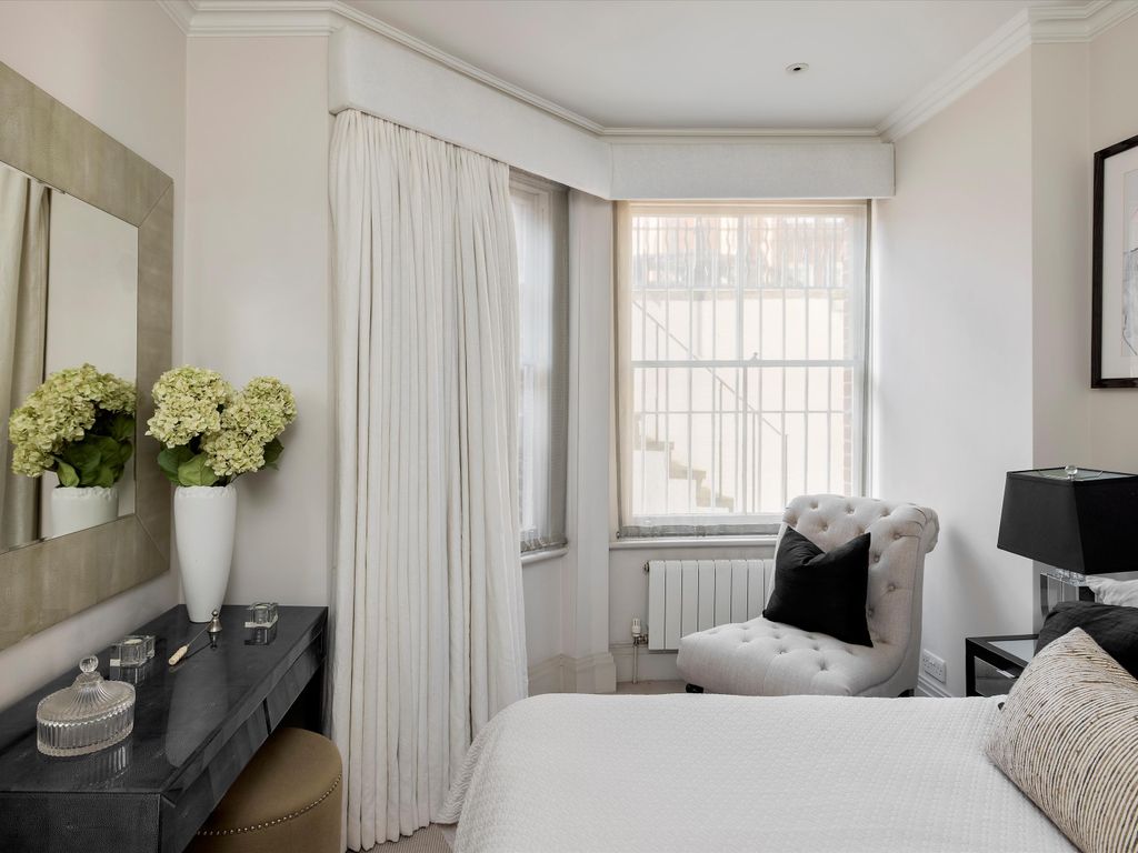 2 bed flat for sale in Cranley Gardens, London SW7, £1,200,000