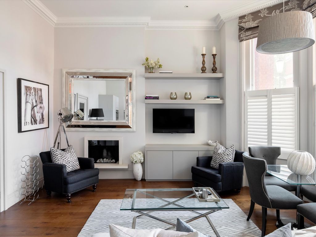 2 bed flat for sale in Cranley Gardens, London SW7, £1,200,000