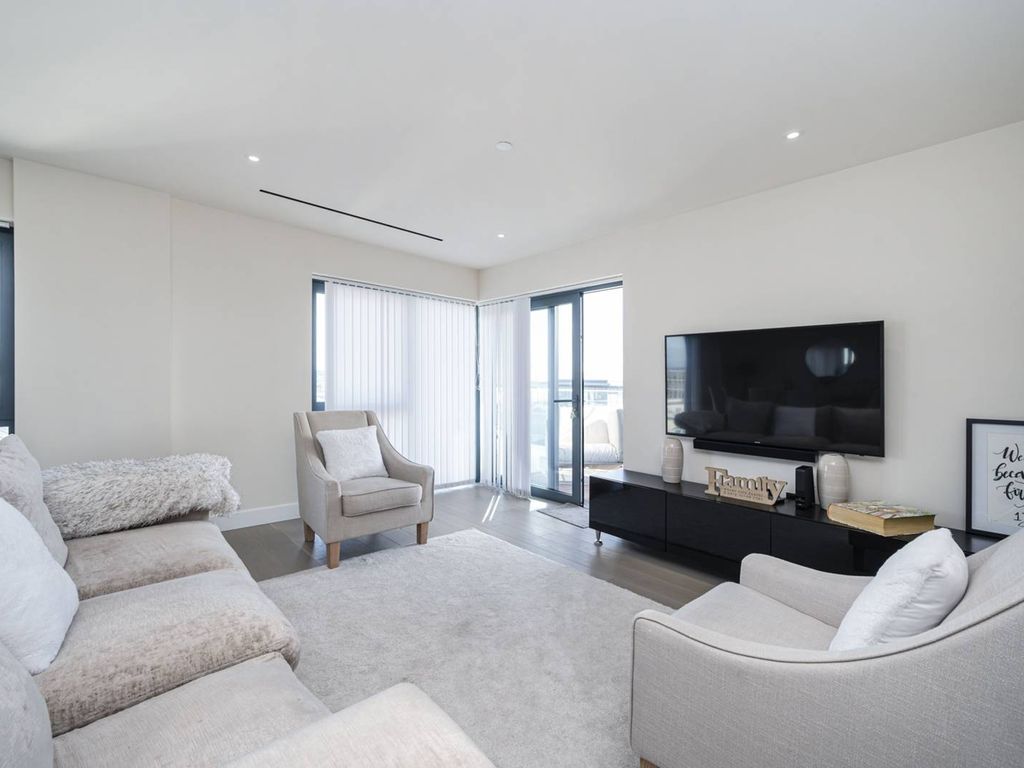 3 bed flat for sale in Beaufort Square, Colindale, London NW9, £850,000