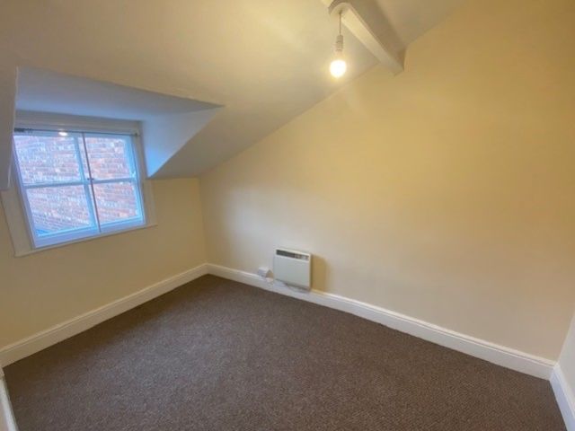 2 bed maisonette to rent in High Street, Tarporley, Cheshire CW6, £850 pcm