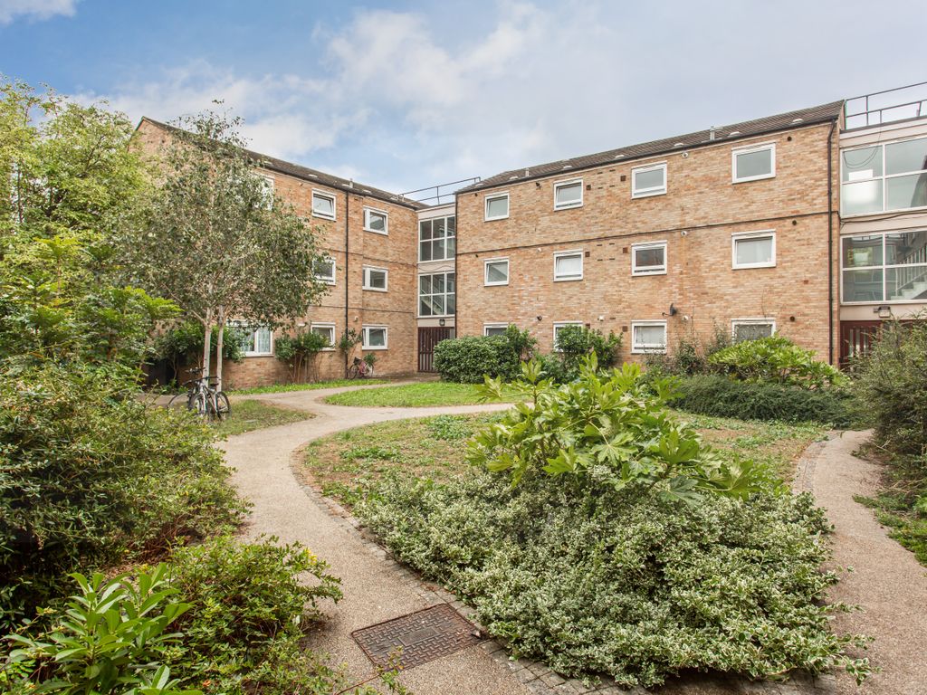 4 bed flat to rent in William Guy Gardens, London E3, £2,750 pcm