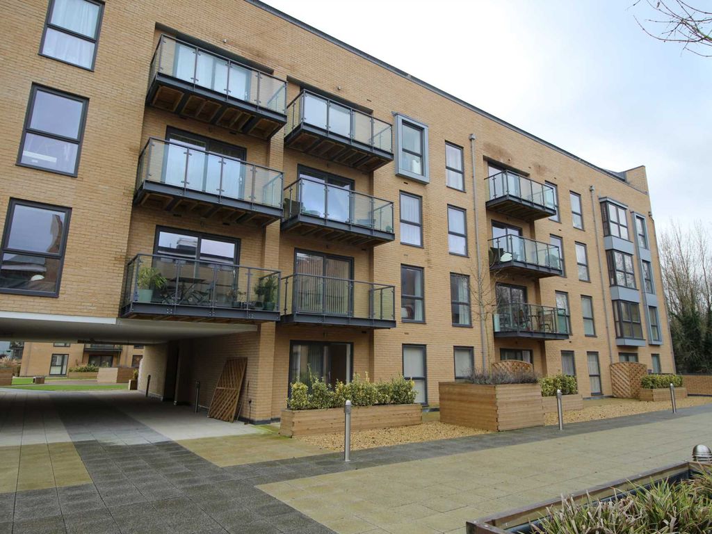 2 bed flat to rent in The Embankment, Nash Mills Wharf HP3, £1,400 pcm