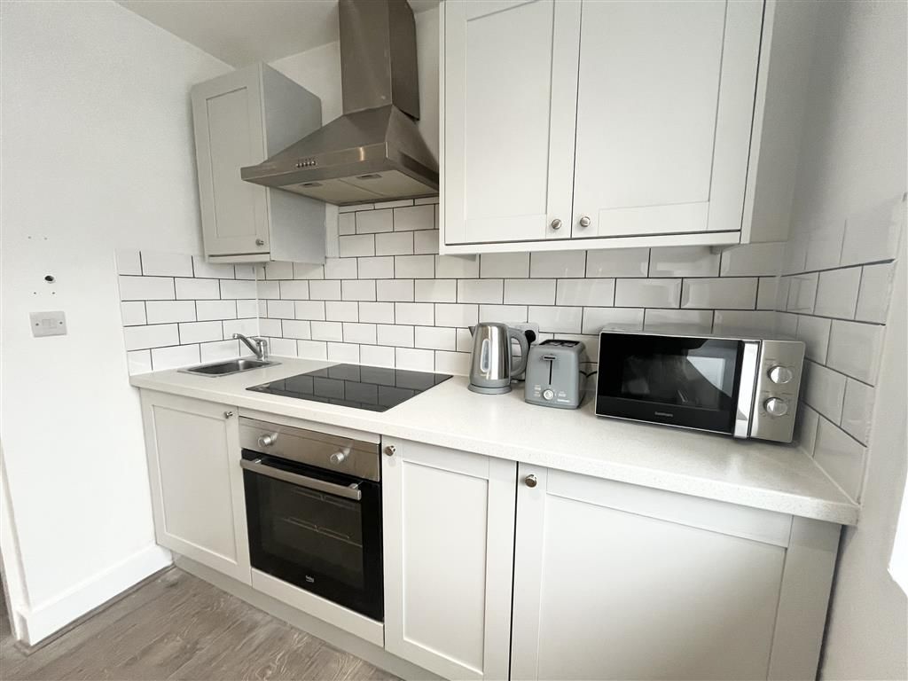 1 bed flat to rent in Mansel Street, Swansea SA1, £750 pcm