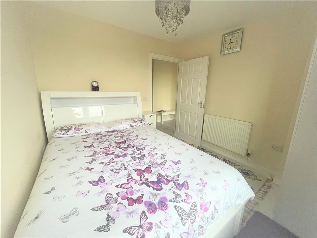 Room to rent in Ashby House, Waxlow Way, Northolt UB5, £650 pcm