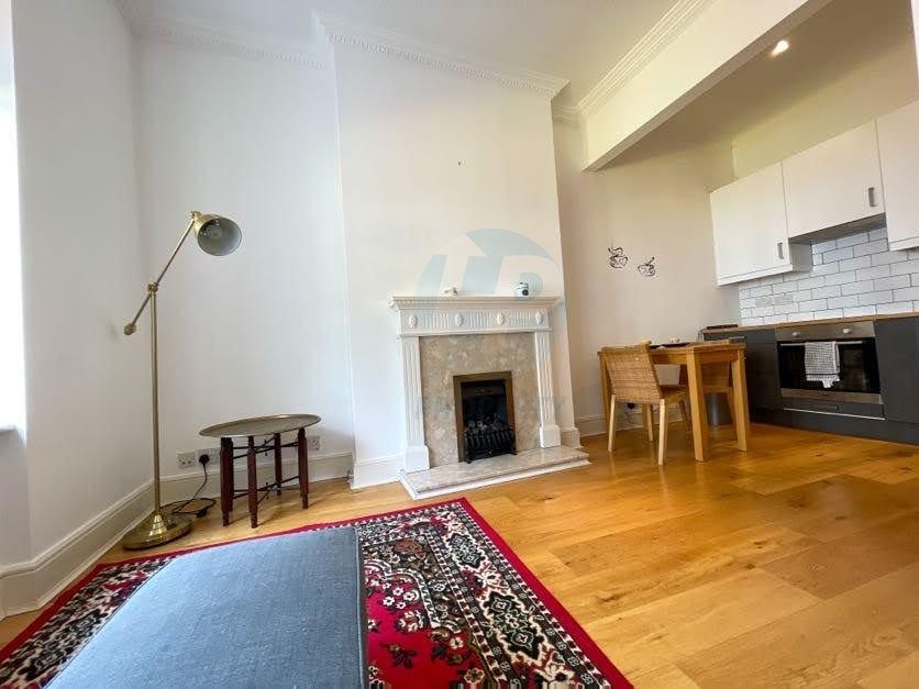 1 bed flat for sale in Kempsford Gardens, Earl`S Court SW5, £525,000