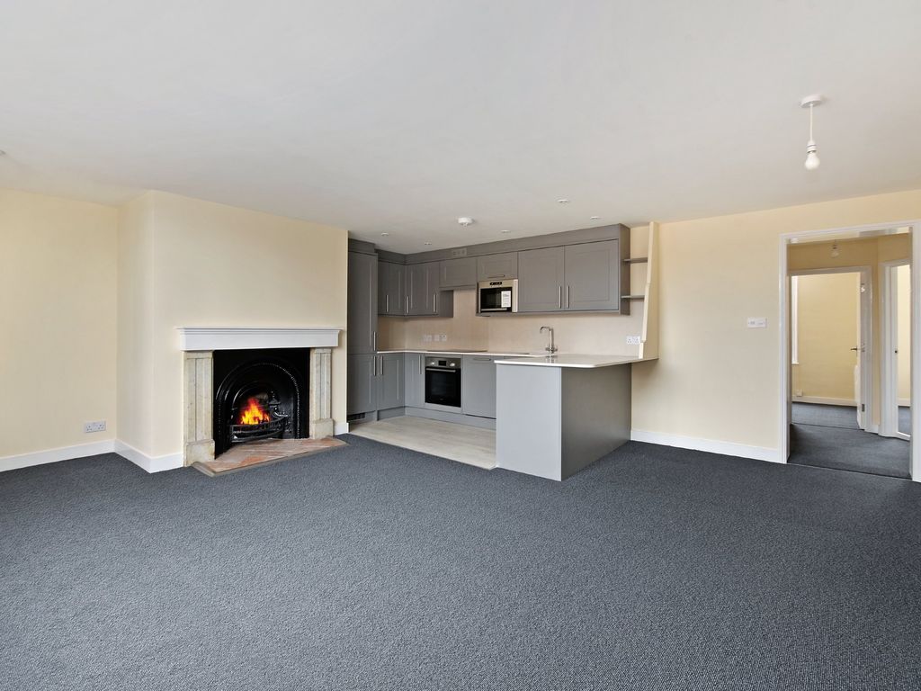 2 bed flat to rent in High Street, Tenterden, Kent TN30, £1,025 pcm