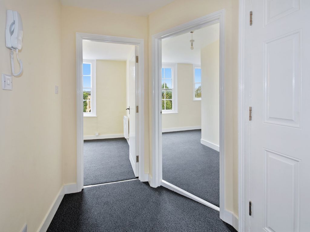 2 bed flat to rent in High Street, Tenterden, Kent TN30, £1,025 pcm
