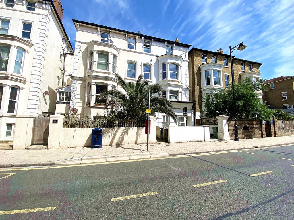1 bed flat to rent in Osborne Road, Southsea PO5, £725 pcm