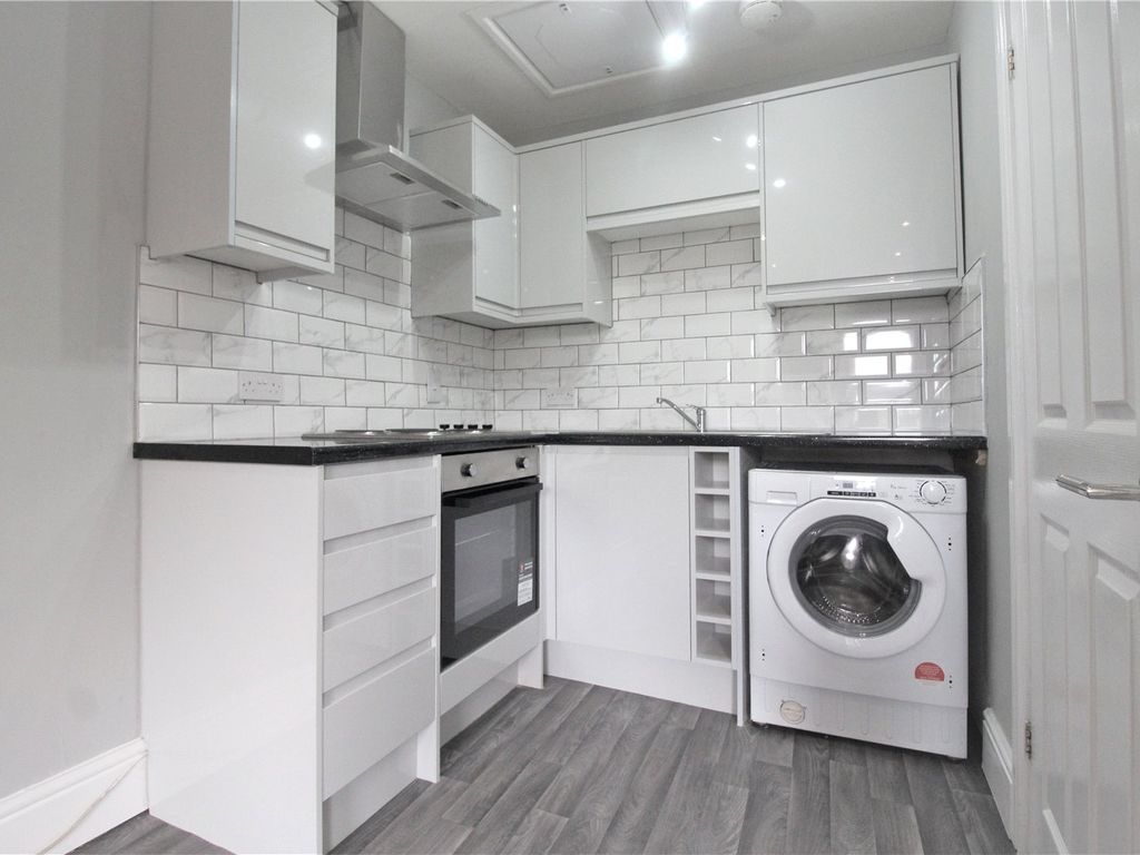 2 bed flat to rent in The Grove, Gravesend, Kent DA12, £1,050 pcm
