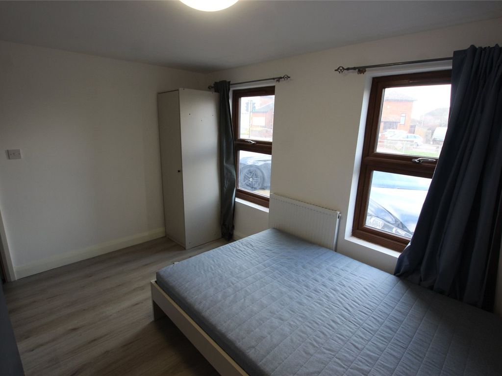 Room to rent in Tomswood Hill, Ilford IG6, £875 pcm