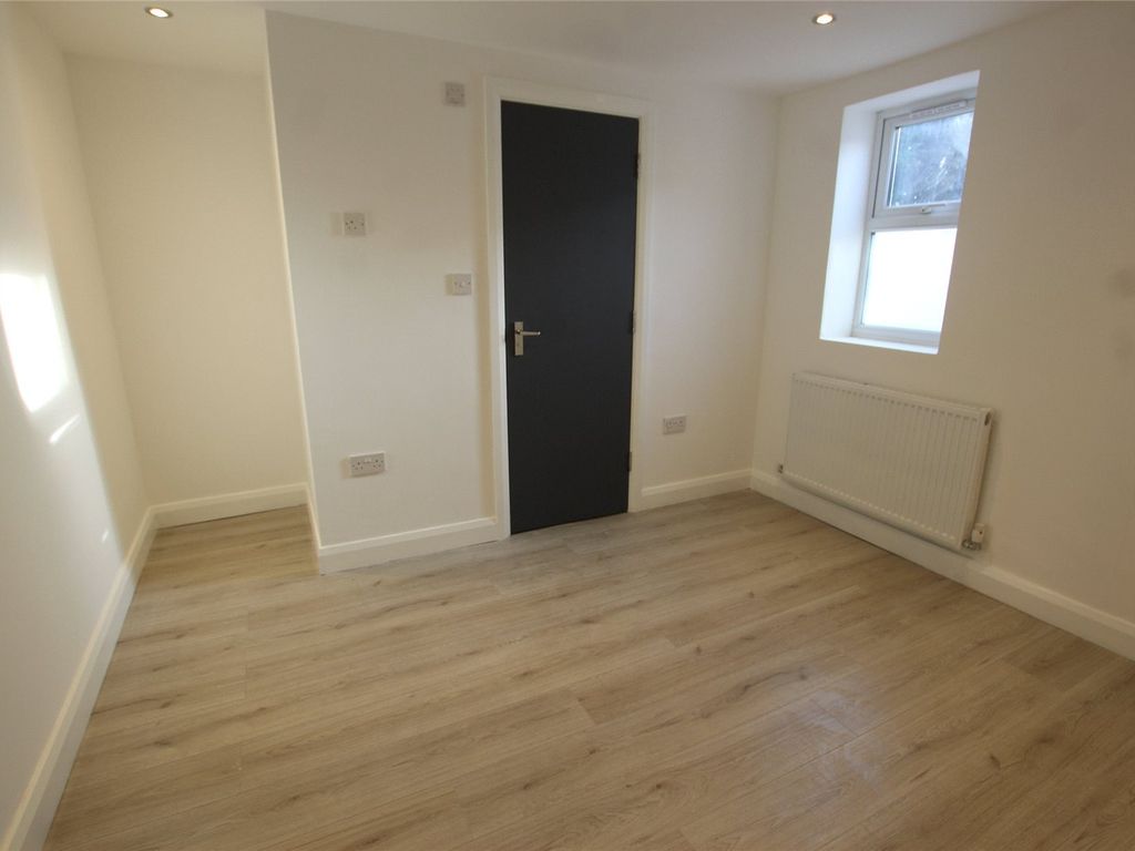Room to rent in Tomswood Hill, Ilford IG6, £850 pcm
