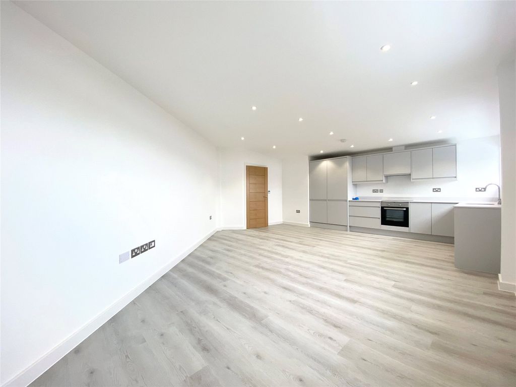 2 bed flat to rent in Parkview House, 14 Oaklands Park, Wokingham, Berkshire RG41, £1,500 pcm