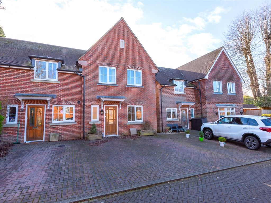 3 bed end terrace house for sale in The Pellows, Kingsclere, Newbury RG20, £350,000