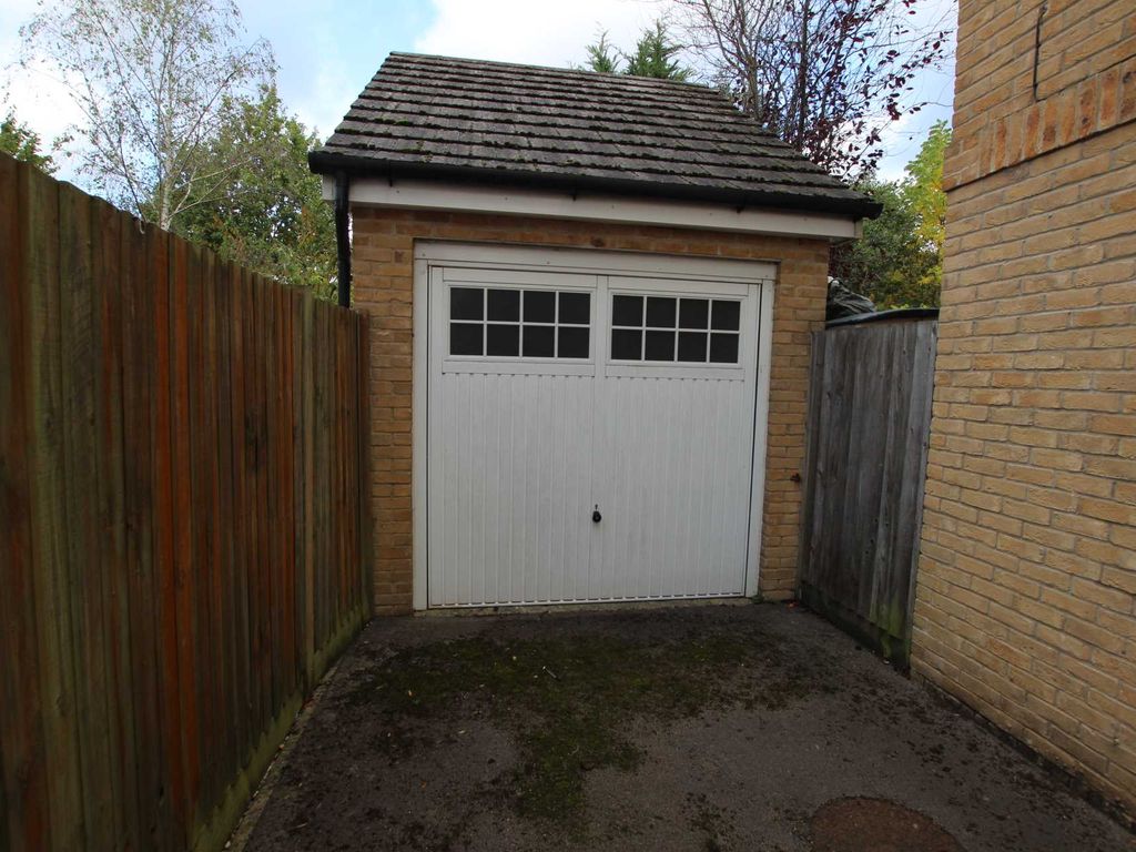 Semi-detached house to rent in Pascal Crescent, Reading RG2, £150 pcm