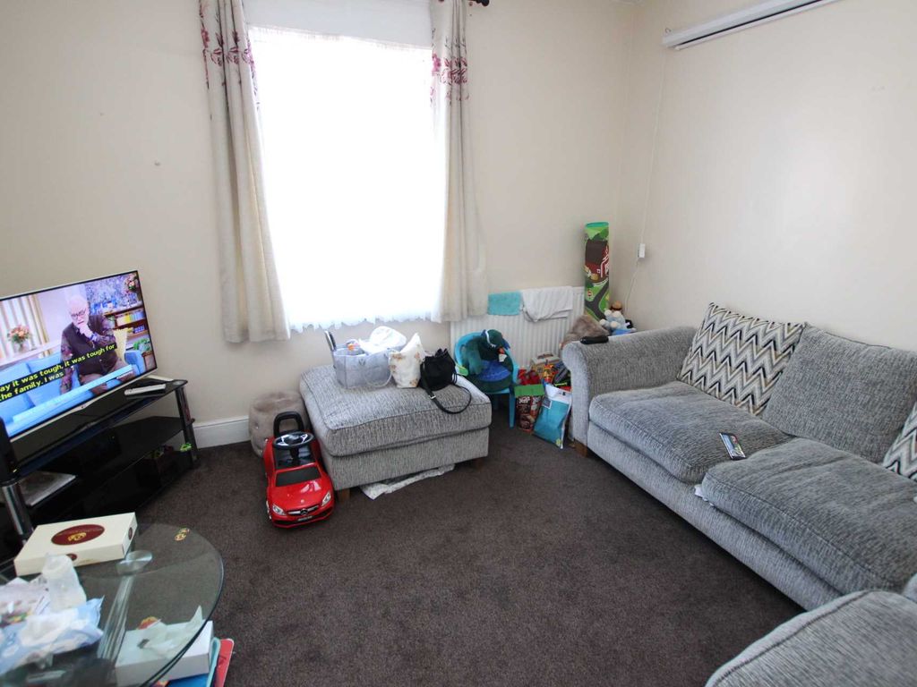 3 bed flat to rent in Erleigh Road, Reading RG1, £1,500 pcm
