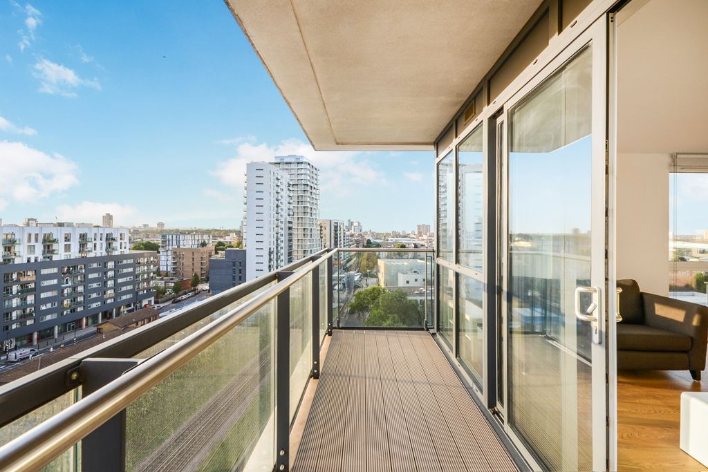 2 bed flat for sale in Hay Currie Street, London E14, £515,000