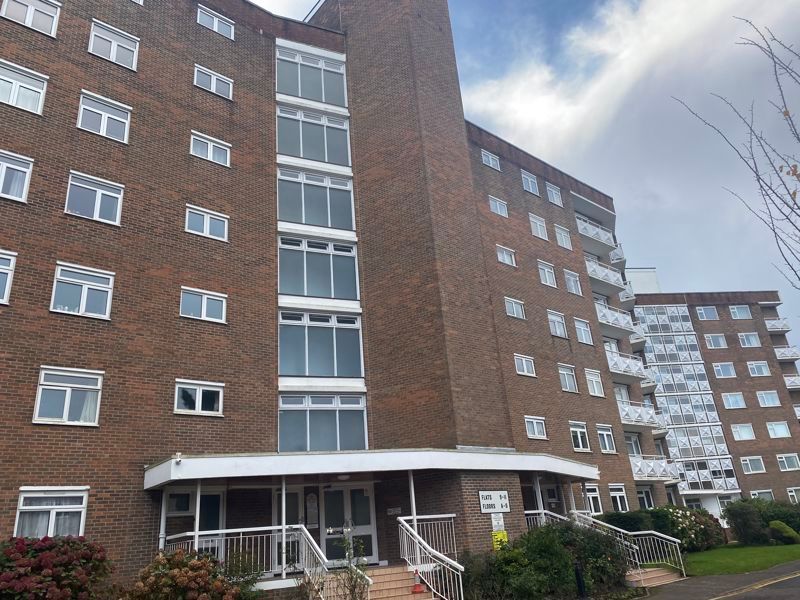 3 bed flat to rent in Grove Road, Bournemouth BH1, £1,875 pcm