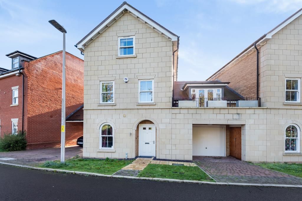 4 bed link detached house to rent in Reservoir Crescent, Reading RG1, £2,750 pcm