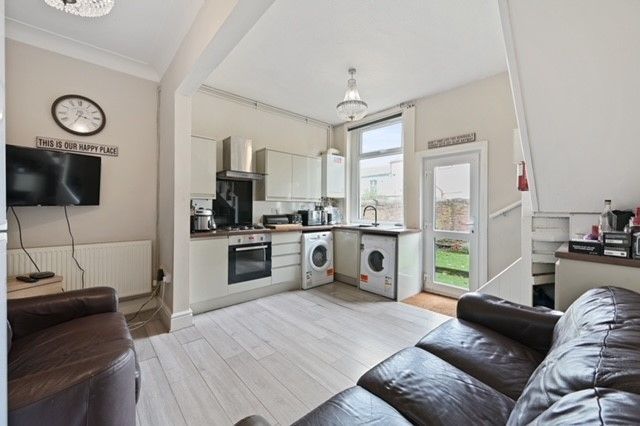 4 bed terraced house to rent in Wellington Street, Ashton-On-Ribble, Preston PR1, £477 pppm