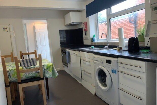 4 bed property to rent in Thackeray Road, Southampton SO17, £1,700 pcm