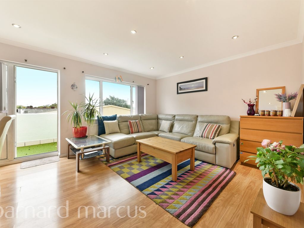 3 bed flat for sale in Boston Manor Road, Brentford TW8, £450,000